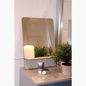 Spiegel met licht houten plank